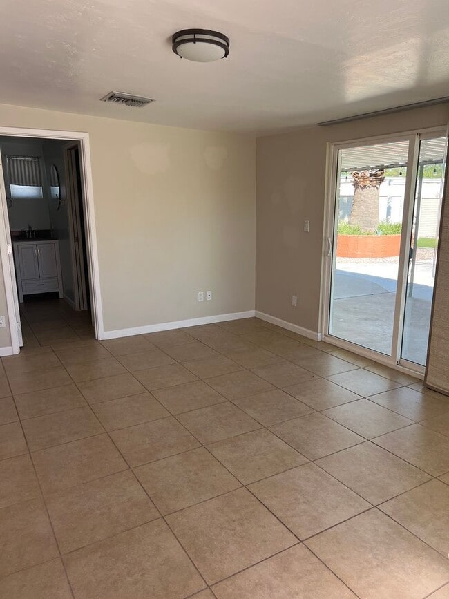 Building Photo - 4831 E Hampton St