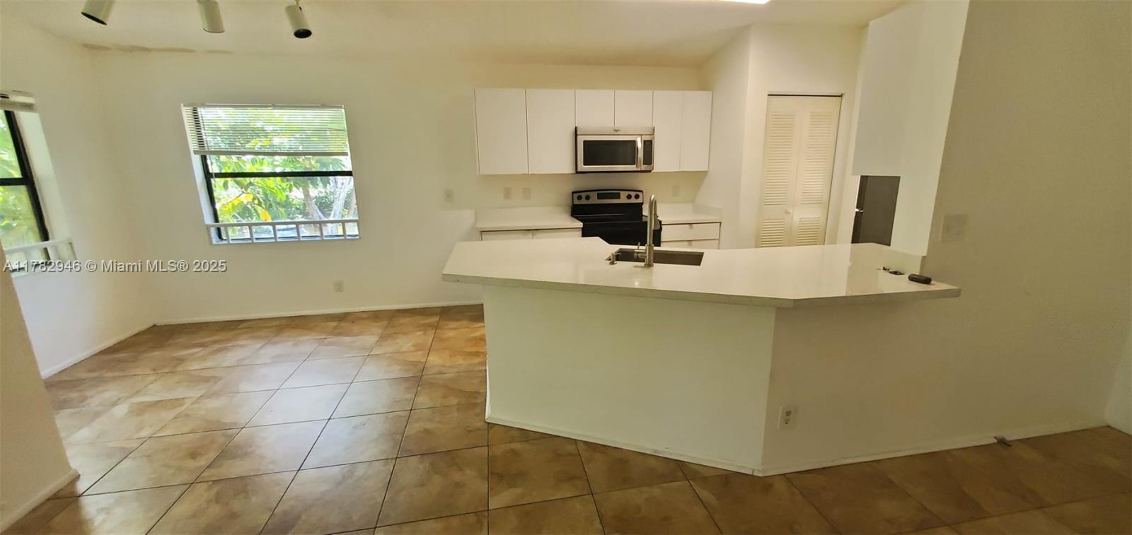Building Photo - 9999 Summerbreeze Dr