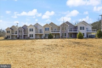 Building Photo - 552 Creek Rd