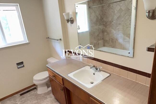 Building Photo - Available Now! 4-bedroom, 2-bathroom house in SeaTac