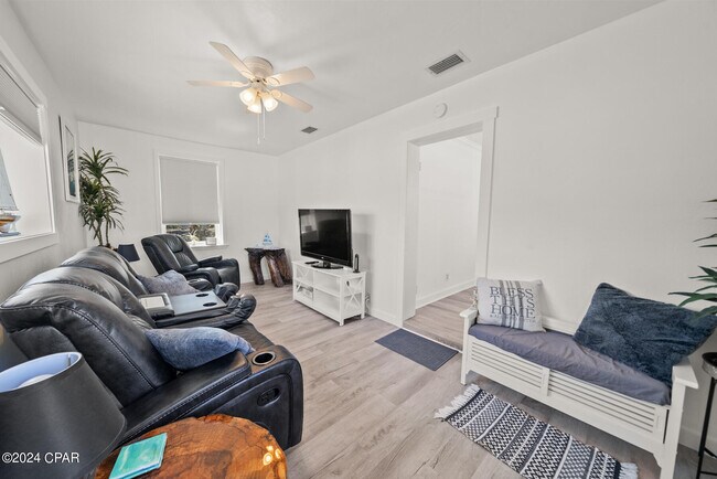 Building Photo - 412 Lantana St