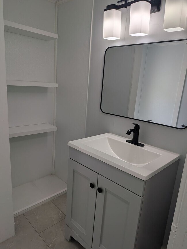 Building Photo - Move in Ready 4 Bed 2 Bath House