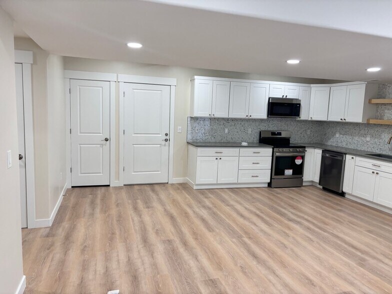 Building Photo - 67 E Wayside Dr