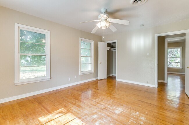 Building Photo - Ready for New Tenants- 2 bedroom 1 bath with an Additional Flex Room  Minutes from TCU- 76109