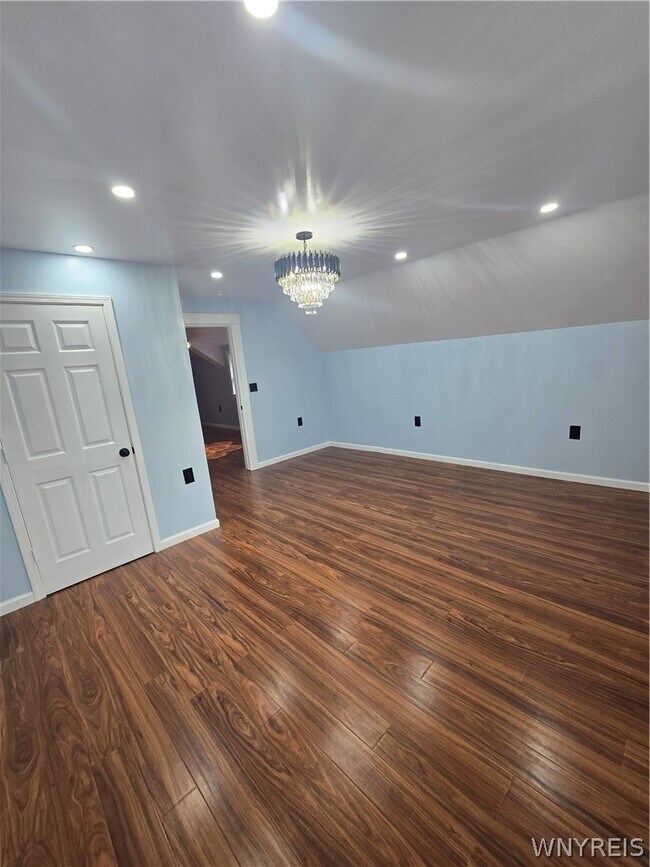 Building Photo - 517 Goodyear Ave