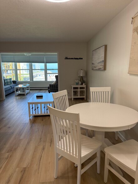 Building Photo - 206 W Lakeshore Dr