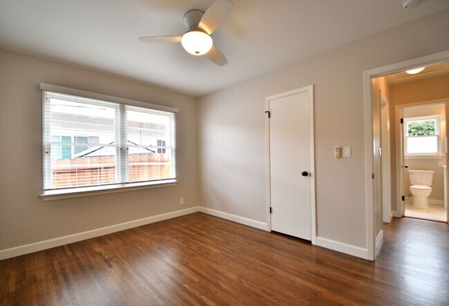 Building Photo - 1350