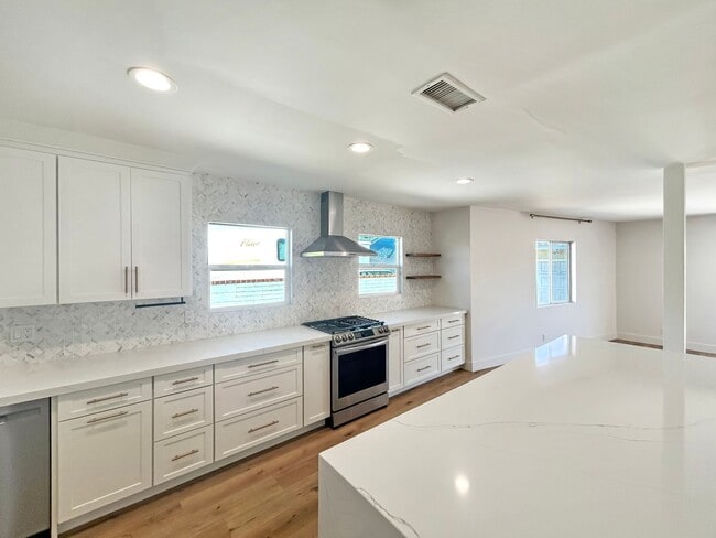 Building Photo - Gorgeous 3B/2BA house w/ Large Backyard, A...