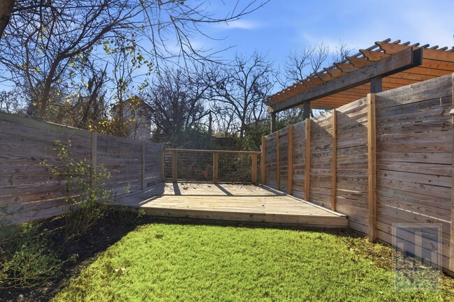 Building Photo - 4701 Sara Dr