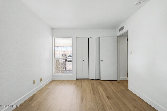 Building Photo - 5207 S Hazelton Ln