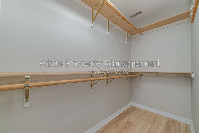 Building Photo - 825 Gentlewinds Ct