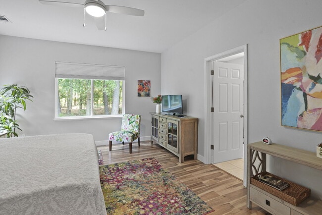 Building Photo - 211 Hampton Cir