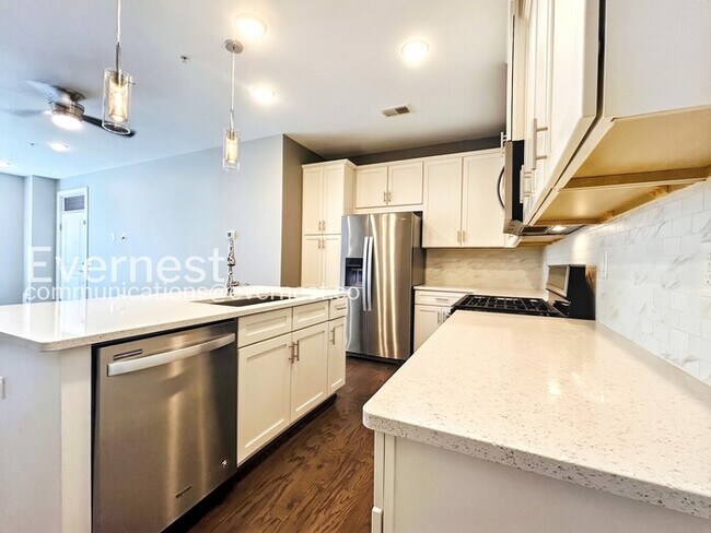 Building Photo - Spacious 3 Bed, 2.5 Bath Town Home with Attached Garage | Pet Friendly