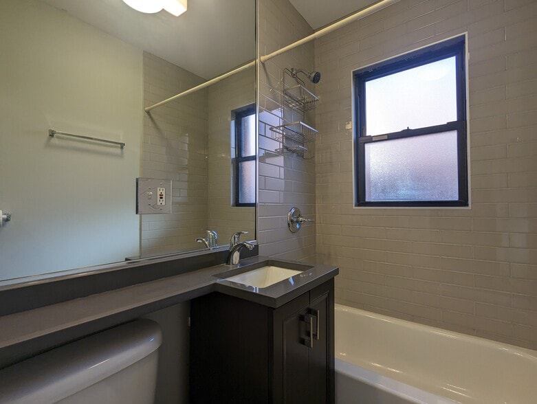 Building Photo - 908 W George St