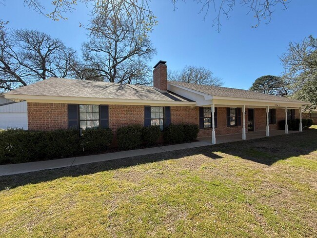 Building Photo - Available-Remodeled 3/2 with 4-Car Garage!