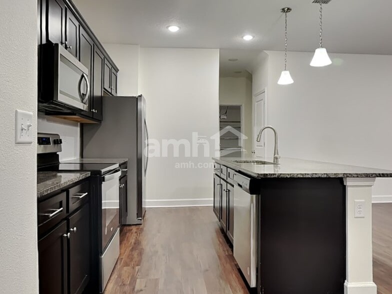 Building Photo - 998 Tan Tara Trl