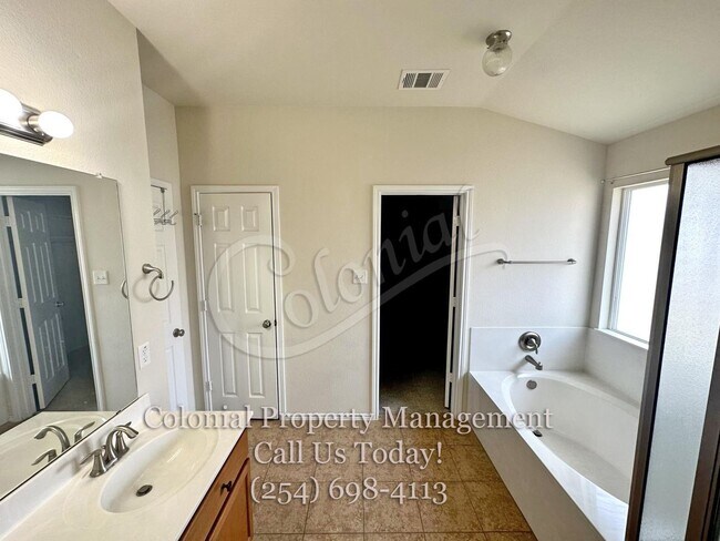 Building Photo - AVAILABLE 4/20/2026