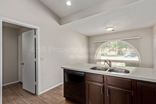 Building Photo - 2381 W Redwood Dr