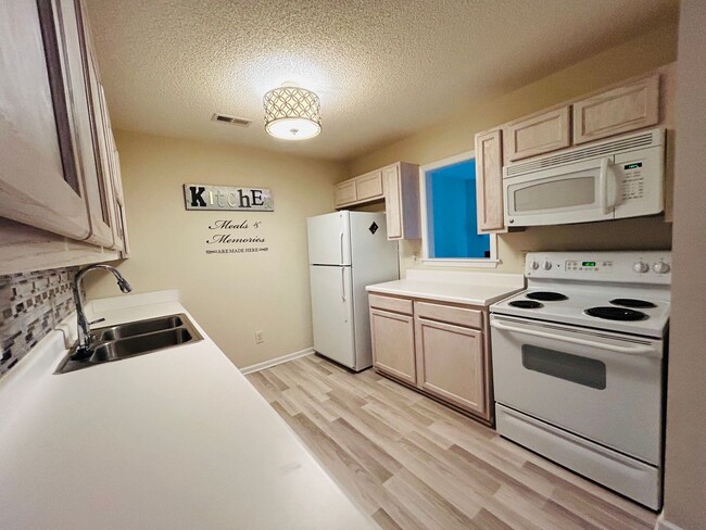 Building Photo - Beautiful Maintenance free 2 bedroom 2 bat...