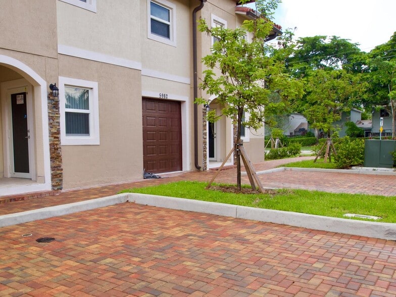 Building Photo - 5982 NW 94th Ave