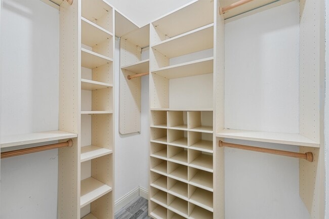 Building Photo - 16906 Rolling Acres Dr