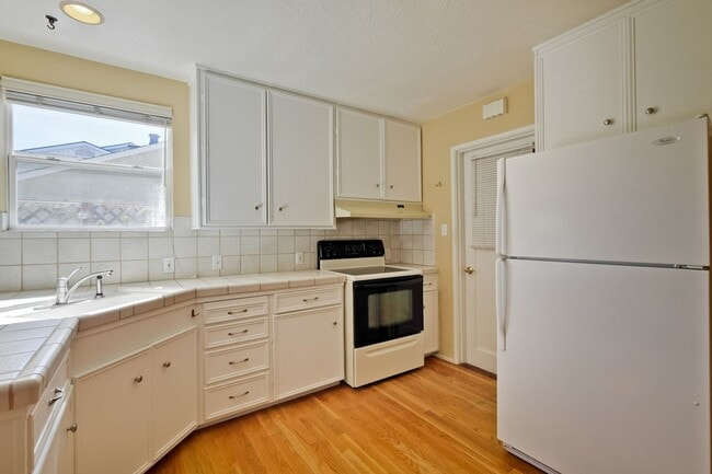 Building Photo - Awesome Home Located in a Quiet Tree Line ...