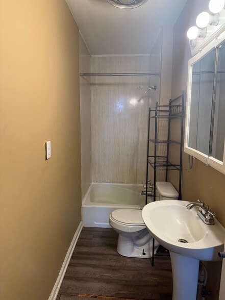 Building Photo - 415 S 13th St