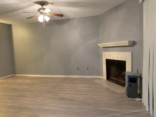 Building Photo - 11201 Lynbrook Dr