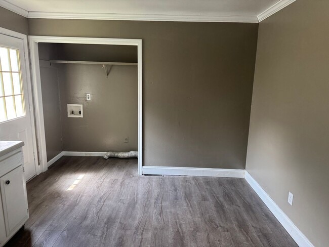Building Photo - 2 Bedroom | 1 bath - Remodeled Unit Locate...