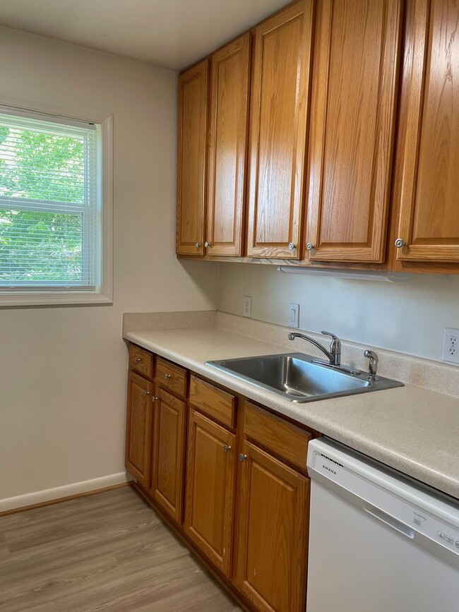 Building Photo - Charming 2 bedroom condo off of Jamestown Road! AVAILABLE July 2026!