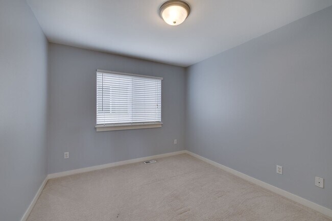Building Photo - 4 Bedroom PLUS Bonus Room at Carriage Park...