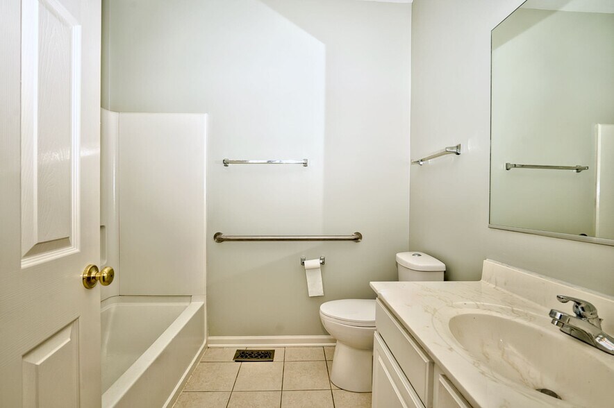 Building Photo - 447 Cardinal Ln