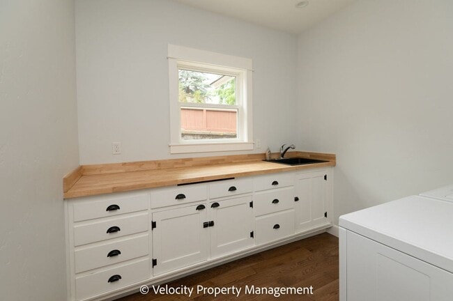 Building Photo - Beautiful Home Across the Street from Drake Park!