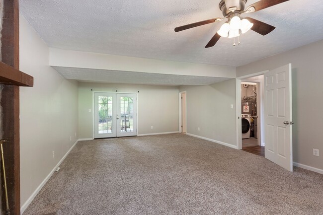 Building Photo - Spacious 3/2.5 Split Level w/ Large Bonus Room and Private Backyard!