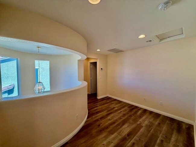 Building Photo - Well-maintained two-story home