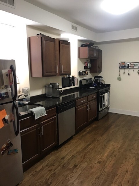 Building Photo - Large Updated 2 Bedroom/1 bath GARDEN in B...