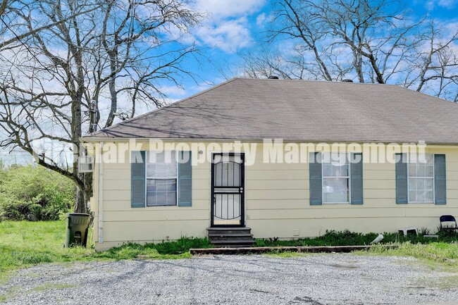 Building Photo - This 2 Bdr, 1 Bath, 1 Story duplex (Left S...