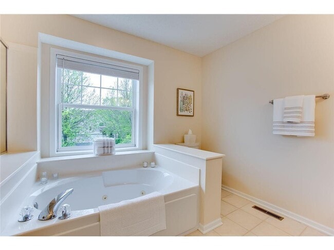 Building Photo - 730 Tilia Ln