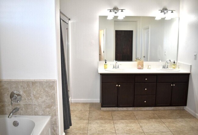 Building Photo - Stunning 3-Bedroom, 2.5-Bathroom Home for ...
