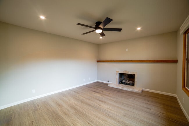 Building Photo - 405 Solano Dr
