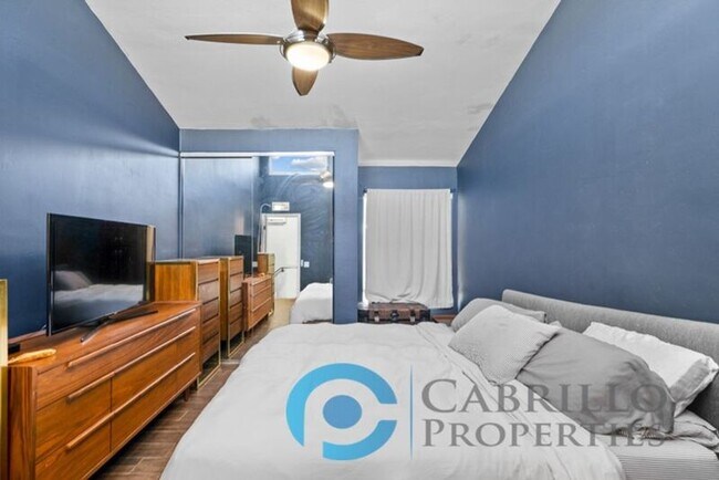 Building Photo - 5402 Balboa Arms Dr