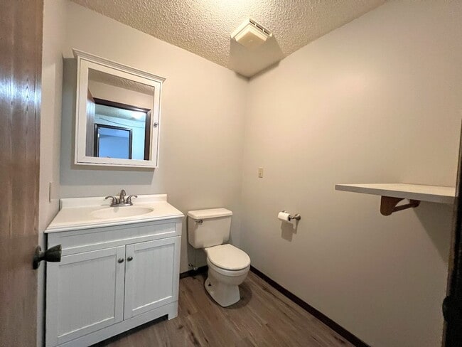 Building Photo - 4 bedroom Family  Home!