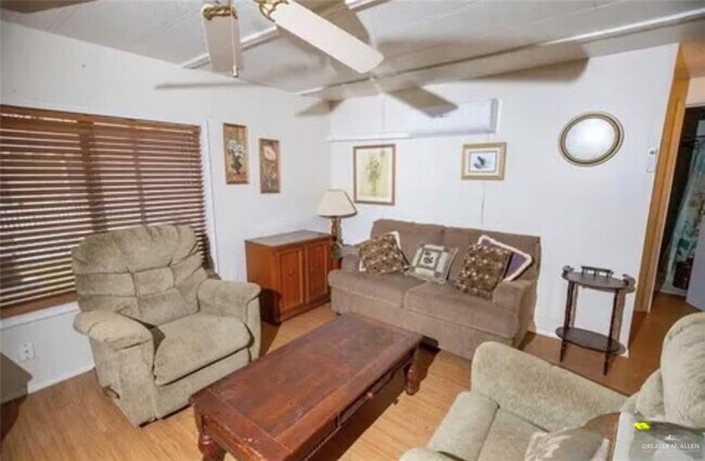 Building Photo - 910 S Palmera Dr