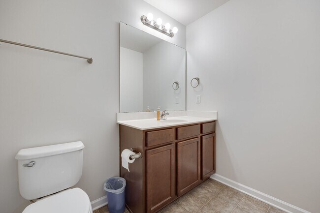 Building Photo - Beautifully maintained 3-bedroom, 3 bath e...