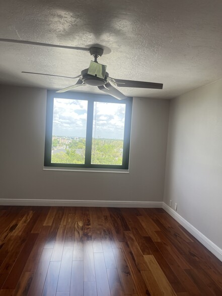 Building Photo - 400 E Colonial Dr