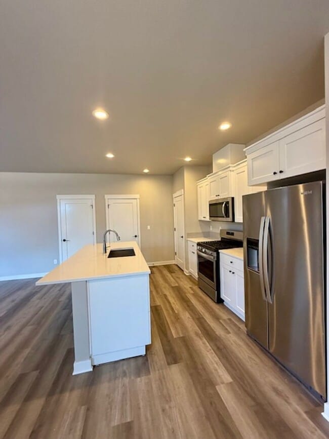 Building Photo - Beautiful 3-Bedroom Townhome in Purcell La...