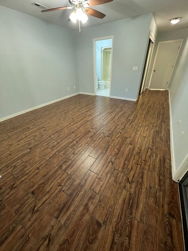 Building Photo - Introducing a charming condo in the heart of Wilmington, NC.