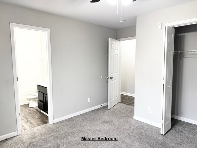 Building Photo - Just listed!