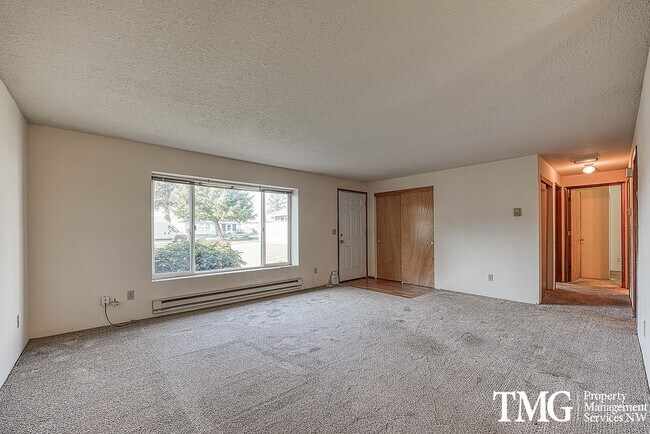 Building Photo - Classically Cute 2 Bed 1 Bath Duplex in Washougal