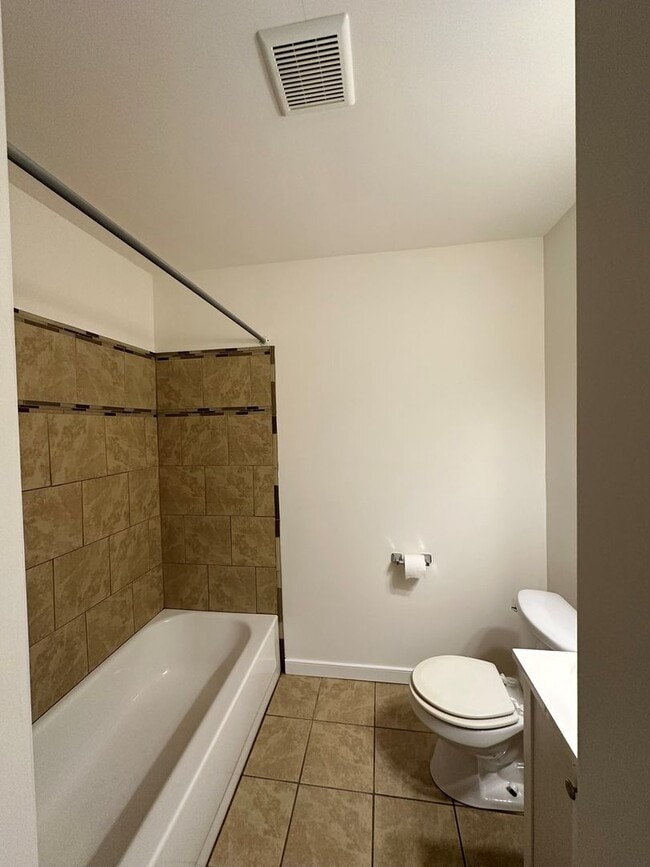 Building Photo - Rancher with Large Back Yard!